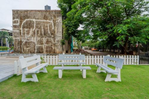 O grădină în afara Alaya Stays - Imperial Serenia 3BHK near Khandala Hills