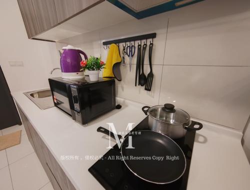 Una cocina o cocineta en Setia Alam Edu Sentral # JSA Walking Distance # Setia Convention Centre & Setia City Mall