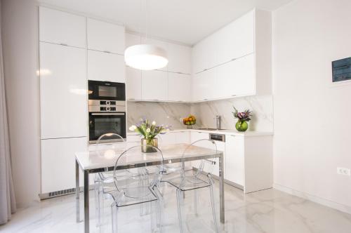 Oikos luxury central apartment