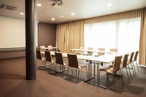 a conference room with a table and chairs at Hotel City Maribor in Maribor