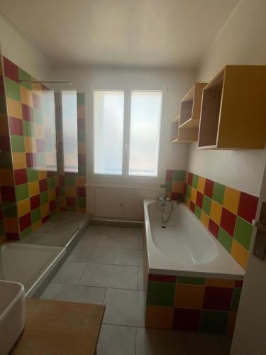 une salle de bain avec une baignoire et un lavabo dans l'établissement Vivez La Sérénité - Port de plaisance - plage- 1Ch - Balcon, au Havre