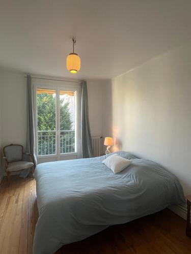 une chambre avec un grand lit et une fenêtre dans l'établissement Vivez La Sérénité - Port de plaisance - plage- 1Ch - Balcon, au Havre