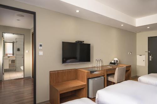 Una televisión o centro de entretenimiento en 河堤漫旅-自立館River inn Zili