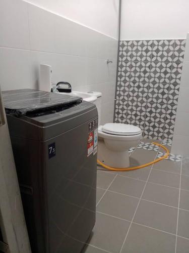 セリ・イスカンダルにあるSoho LESTARIのトイレとシャワー付きのバスルーム