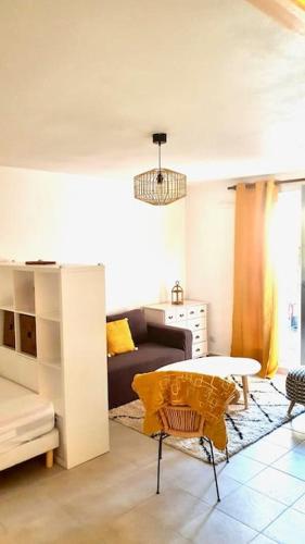 un salon avec un canapé et une table dans l'établissement Cosy Studio nice proche tram parking prive, à Nice