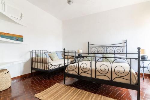 a bedroom with a bed and a couch at Casa de la Media Luna in El Pozo del Cabo