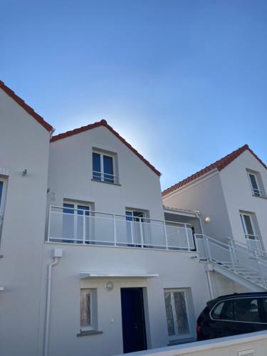 Cette maison blanche dispose d'un balcon. dans l'établissement T2 duplex au calme proche commodités, à Vaujours