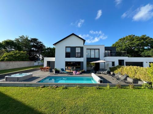 une maison avec une piscine devant dans l'établissement EOR GLAS - Villa avec piscine et spa proche mer, à Ploudalmézeau