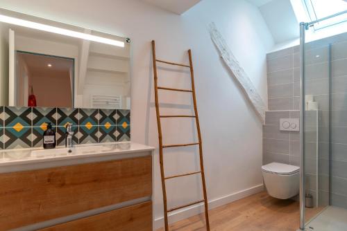 a bathroom with a ladder next to a sink at La Petite Maison du Pêcheur - Proche plage pour 5p in Sarzeau
