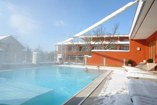 Bazén v ubytování Bio Thermalhotel Falkenhof nebo v jeho okolí