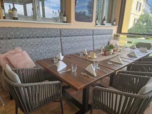 a long wooden table with napkins on it in a restaurant at Postwirt in Seeboden