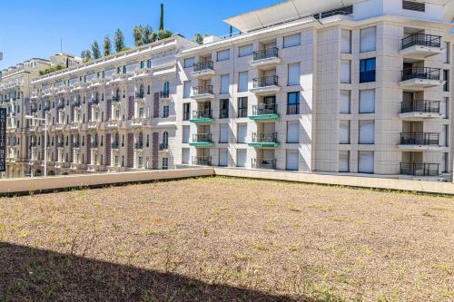 - un grand bâtiment avec une grande cour devant dans l'établissement Bright apartment near the Croisette - Cannes, à Cannes
