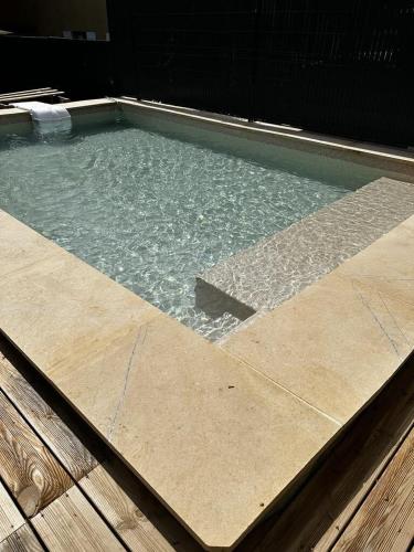 - une piscine d'eau au-dessus du parquet dans l'établissement Clos de la Noria, à Pont-Saint-Esprit