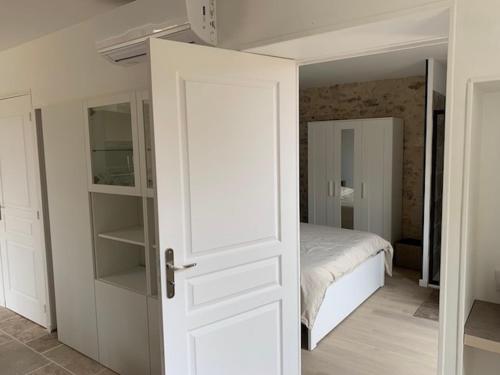Una cama o camas en una habitación de Superbe appartement calme
