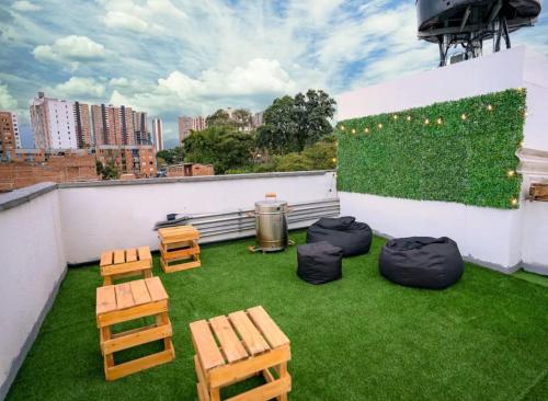 - un toit-terrasse avec des chaises et de la pelouse dans l'établissement Hermosa casa con hermosas amenidades y cuartos zona universitaria con luxxury amanecer con vista, à Lomas de Angelopolis