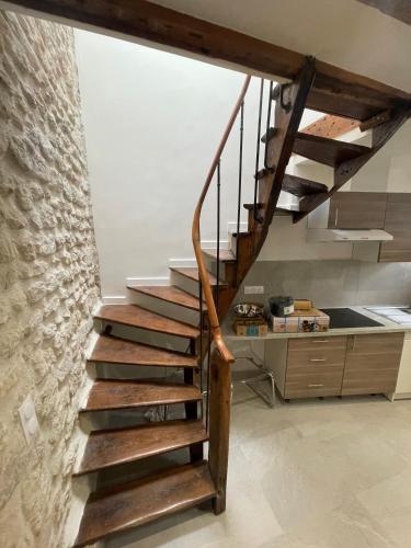 - un escalier en bois dans une chambre avec une cuisine dans l'établissement appartements sympas et confortables près de Paris, à Nanterre