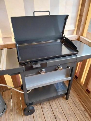 a barbecue grill sitting on top of a table at davorel mobil home in Les Mathes