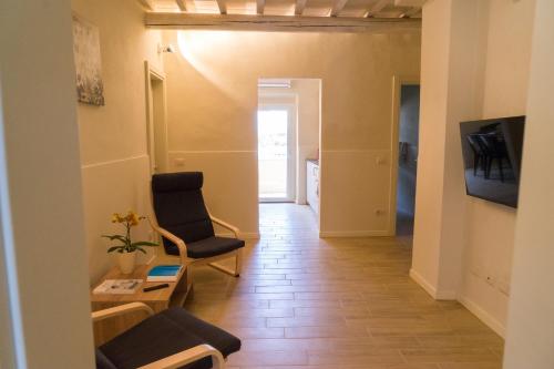 a living room with a chair and a table at La Nicchia di Niccolò in Florence