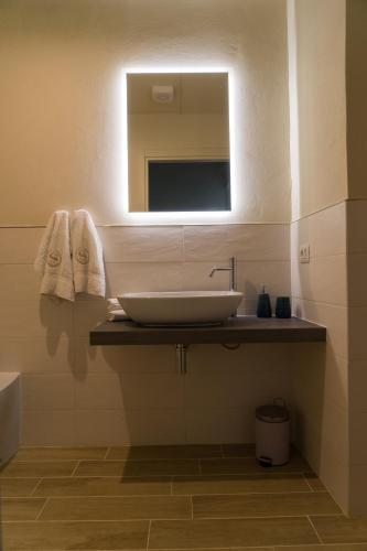 a bathroom with a sink and a mirror at La Nicchia di Niccolò in Florence