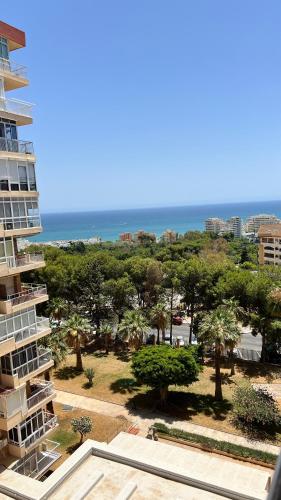 Vista a la playa, cerca del centro con piscina