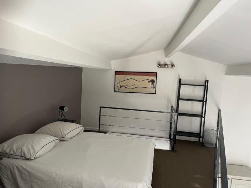 - une chambre avec un lit blanc et une échelle dans l'établissement Le Loft de Roxane Centre historique Aix en Provence, à Aix-en-Provence