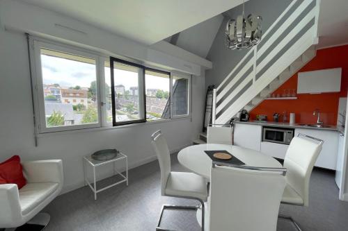 une cuisine avec une table et des chaises dans une pièce dans l'établissement Nice 2 rooms near Gare de Trouville - Deauville, à Trouville-sur-Mer