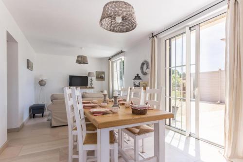 une cuisine et un salon avec une table et des chaises dans l'établissement La Maison du Fort, à Banneville-la-Campagne