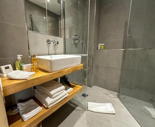 une salle de bain avec un lavabo et une douche dans l'établissement Pointe Croisette, Palais & Palm Beach à pied, à Cannes