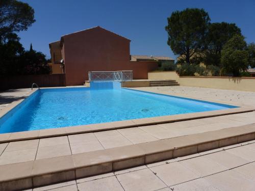 une grande piscine devant un immeuble dans l'établissement esterel-plage, à Saint-Raphaël