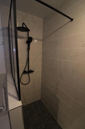 La salle de bains est pourvue d'une douche. dans l'établissement Studio Nancy Thermal Studio en petite résidence, à Nancy