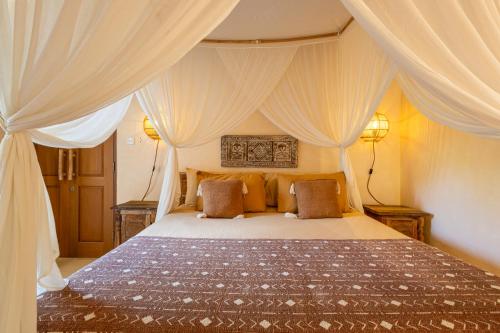 The Pink Joglo, a cheerful 3BDR Villa W/Pool and Rice-field view.