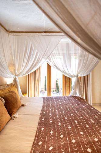 Katil atau katil-katil dalam bilik di The Pink Joglo, a cheerful 3BDR Villa W/Pool and Rice-field view.