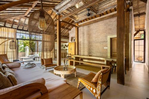 Ruang duduk di The Pink Joglo, a cheerful 3BDR Villa W/Pool and Rice-field view.