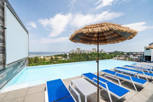 Πισίνα στο ή κοντά στο Hotel Parangvue