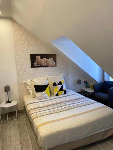 une chambre avec un grand lit avec un plafond bleu dans l'établissement Sea La Vie, à Nice