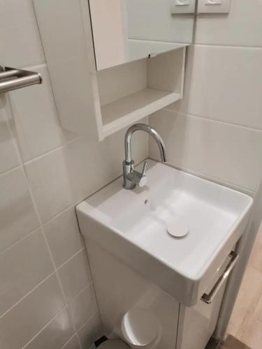 une salle de bain blanche avec un lavabo et un miroir dans l'établissement Sea La Vie, à Nice