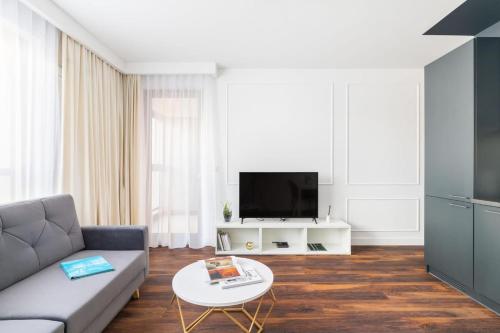Prestigious & Classy Apartment Next To The Metro Station by Noclegi Renters