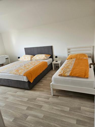 deux lits côte à côte dans une chambre dans l'établissement Apartments Zalar Bled, à Bled
