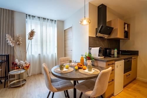 une cuisine et une salle à manger avec une table et des chaises dans l'établissement Au Duplex d'Or Centre Historique, à Besançon