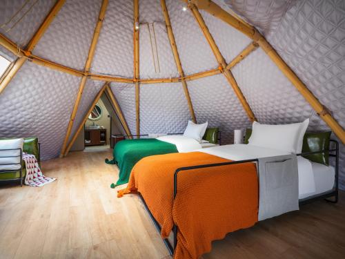a room with two beds in a yurt at 遇见托格伦夏营地 in Taxkorgan