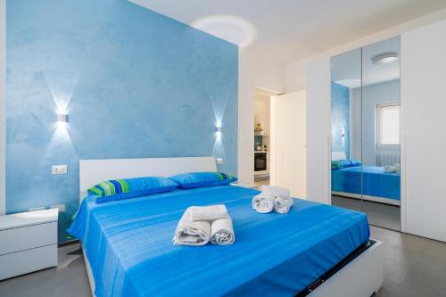 a blue bedroom with a bed with blue walls at Dimora Conchiglie in Corsano