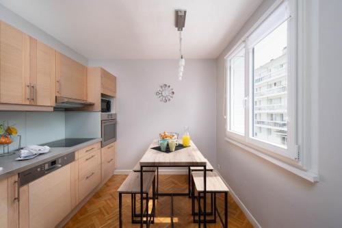 - une cuisine avec une table et deux tabourets dans l'établissement Appartement cosy 6 pers près du lac avec garage, à Annecy