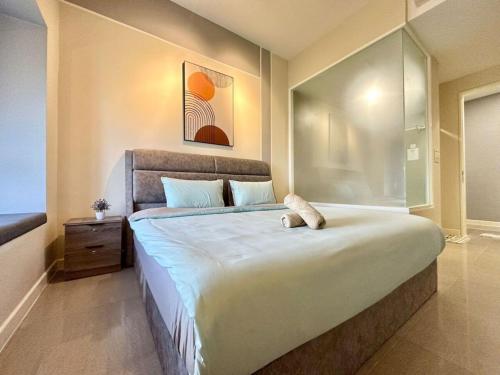 a bedroom with a large bed in a room at Imperio Residence Melaka in Melaka