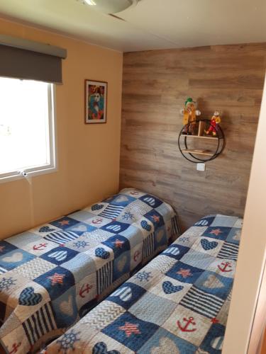 Ένα ή περισσότερα κρεβάτια σε δωμάτιο στο Mobil Home 6 places Camping le Pujol