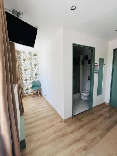 La salle de bains est pourvue de toilettes et d'un miroir. dans l'établissement L Hémisphère, à Sangatte Blériot-Plage