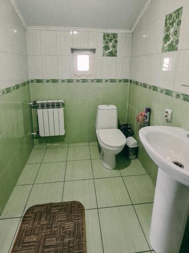 Ein Badezimmer in der Unterkunft Ялинка