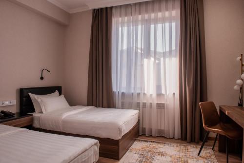 Un ou plusieurs lits dans un hébergement de l'établissement Silk Road Premium Hotel
