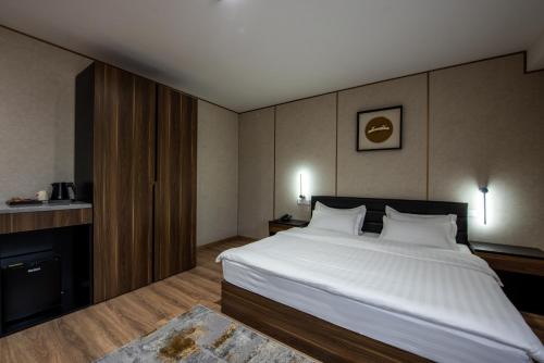 Un ou plusieurs lits dans un hébergement de l'établissement Silk Road Premium Hotel
