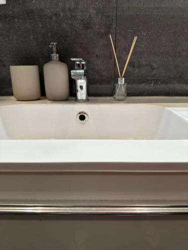 - un lavabo blanc avec deux bougies en haut dans l'établissement Casa Amarela, à Faro