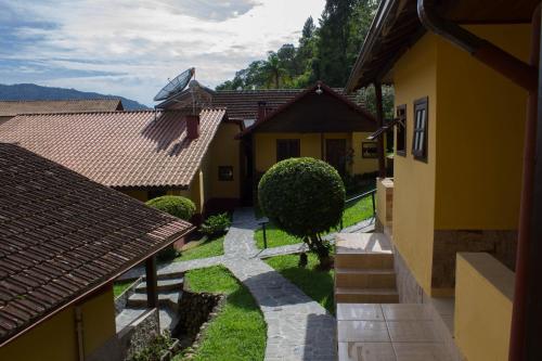 an aerial view of a yard between two buildings at Pousada Águas Claras in Visconde De Maua